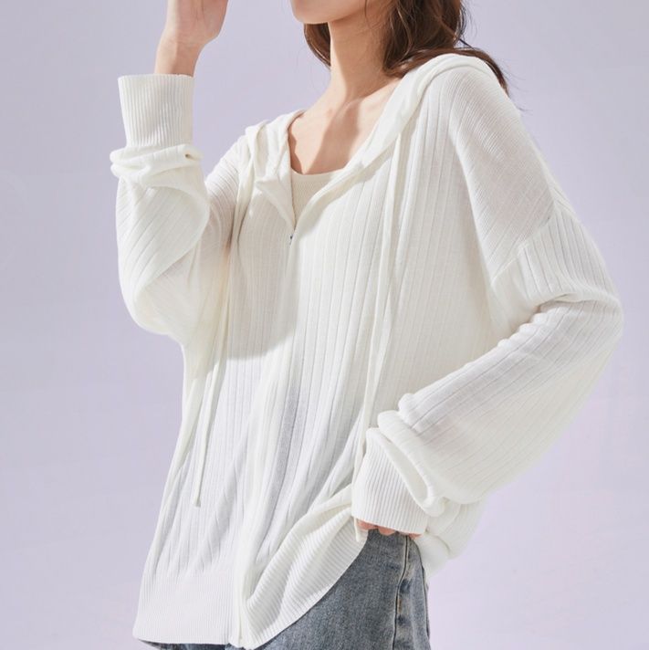 白コーデ 縦縞編み薄手フードパーカー