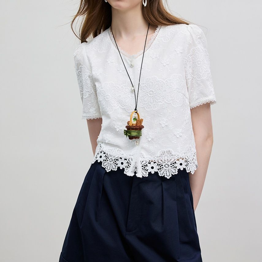 白コーデ 花刺繍レース裾フリルブラウス