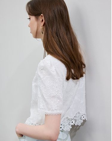 白コーデ 花刺繍レース裾フリルブラウス