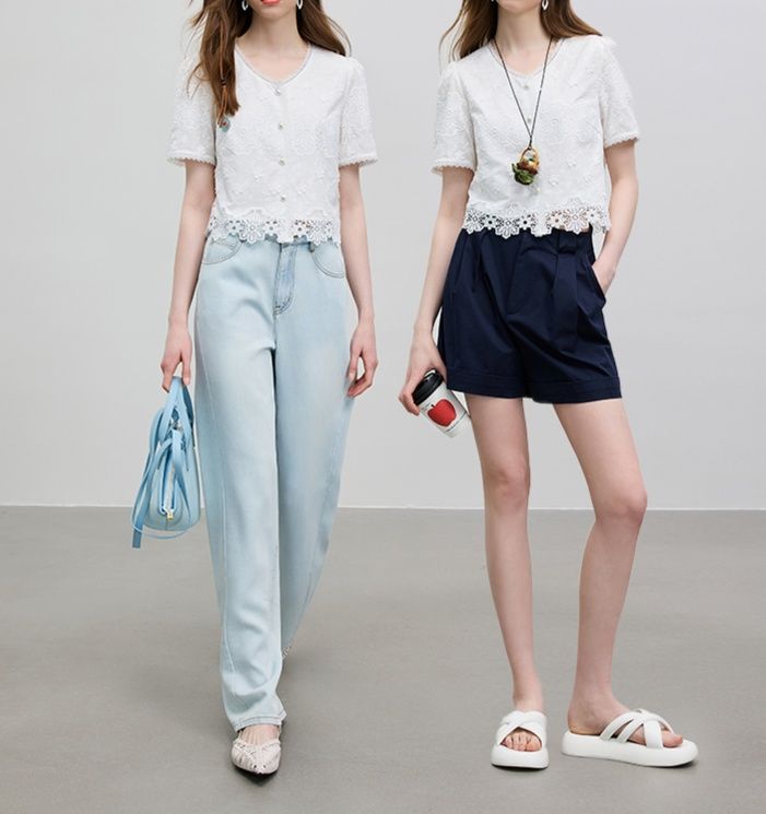 白コーデ 花刺繍レース裾フリルブラウス