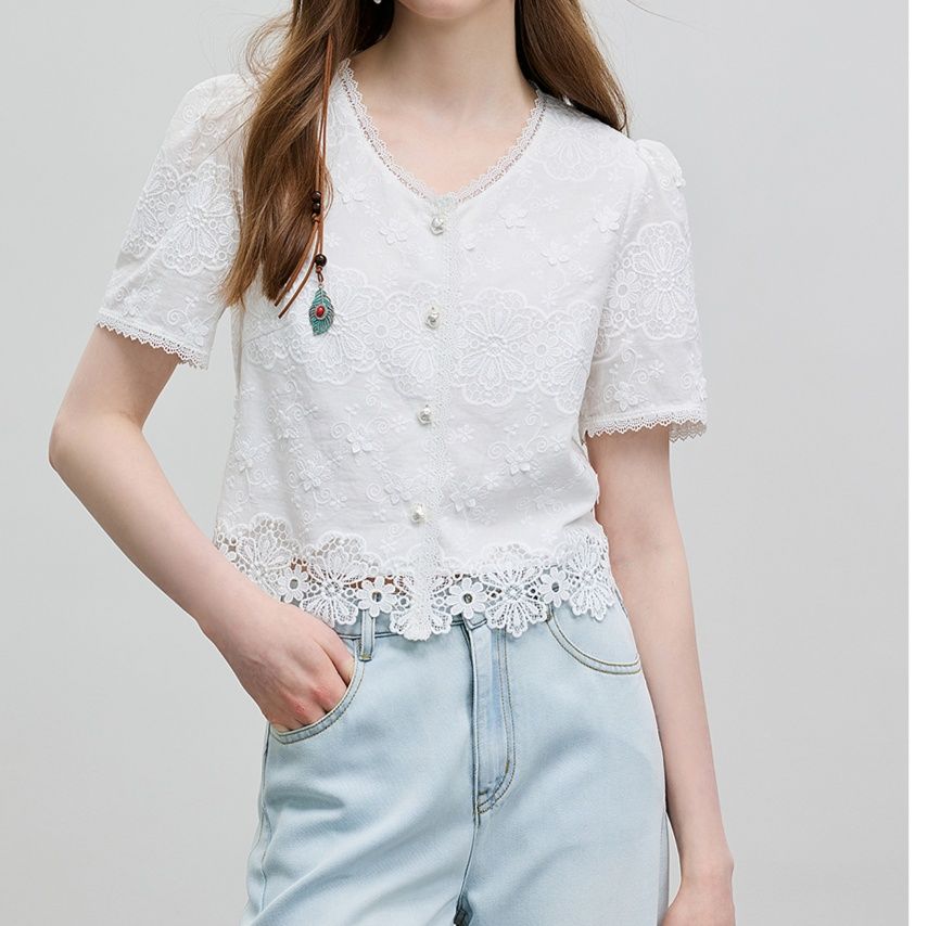 白コーデ 花刺繍レース裾フリルブラウス