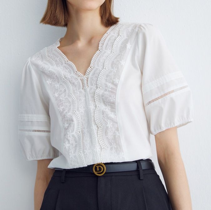 白コーデ 花レース胸元ブラウス