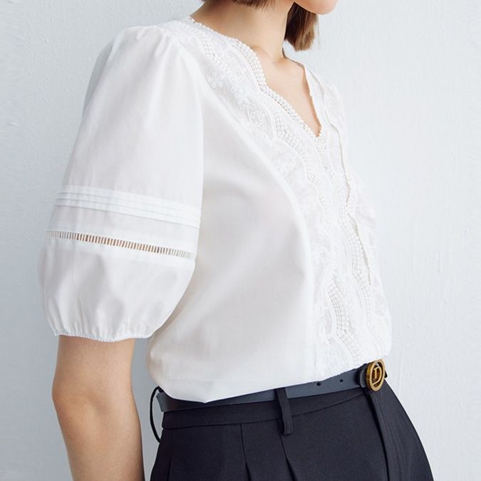 白コーデ 花レース胸元ブラウス