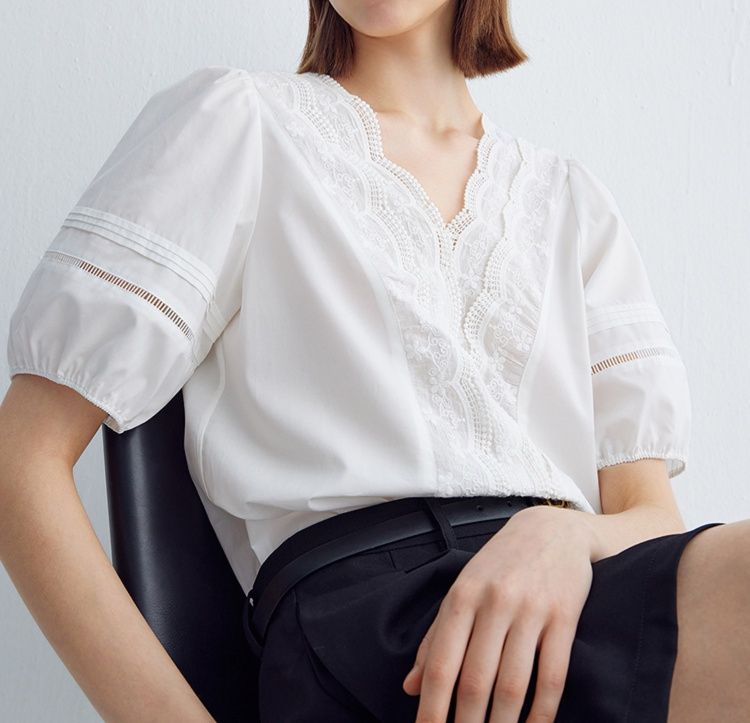 白コーデ 花レース胸元ブラウス