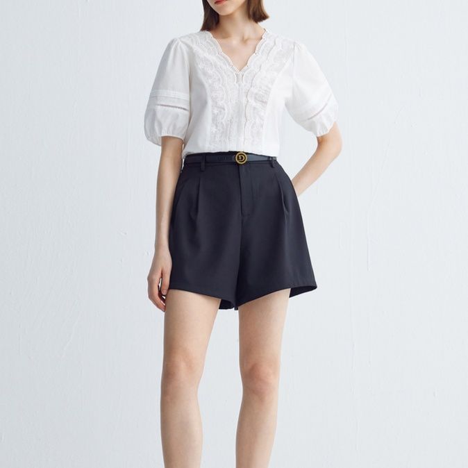 白コーデ 花レース胸元ブラウス