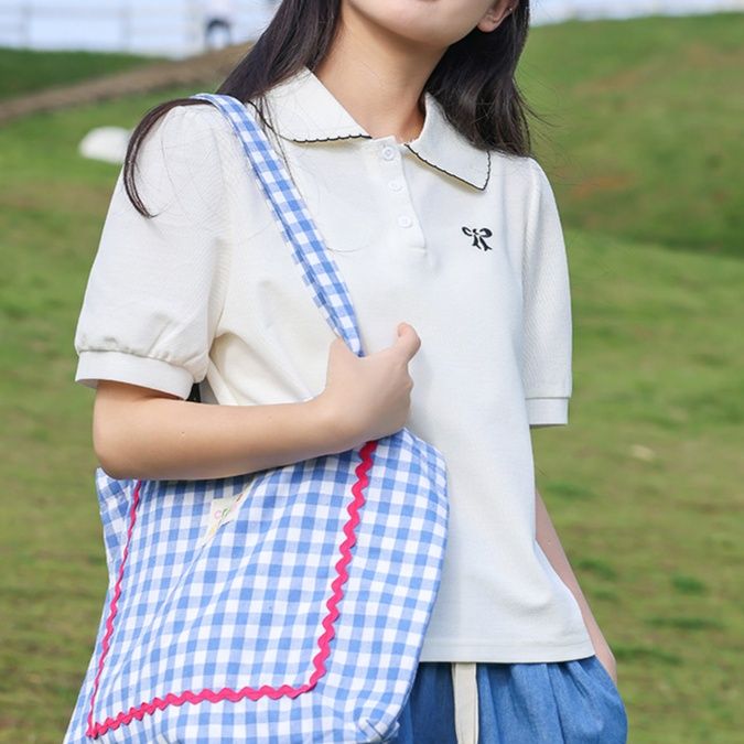 白コーデ 清楚襟付き刺繍入り半袖ポロシャツ