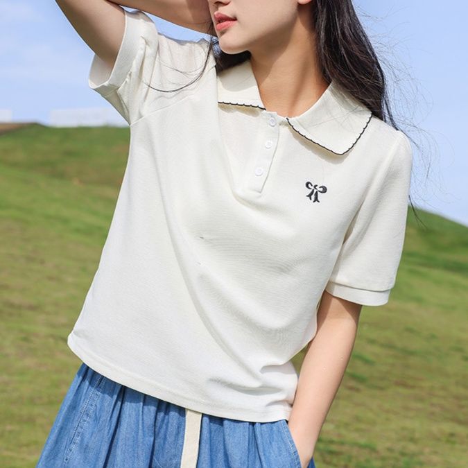 白コーデ 清楚襟付き刺繍入り半袖ポロシャツ