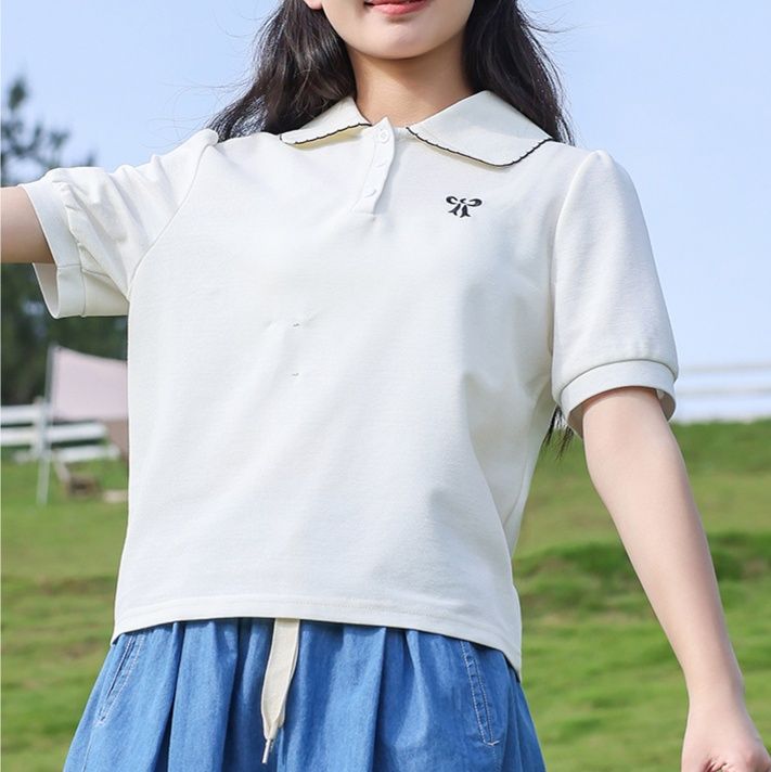 白コーデ 清楚襟付き刺繍入り半袖ポロシャツ