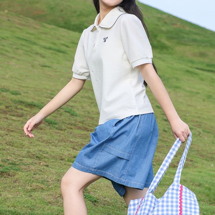 白コーデ 清楚襟付き刺繍入り半袖ポロシャツ