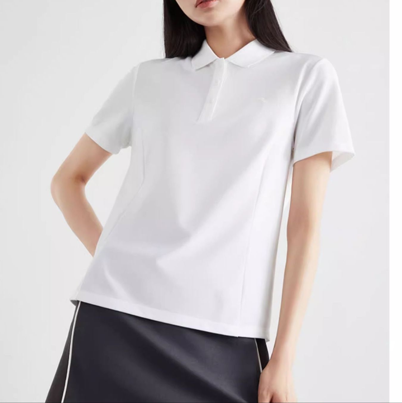 白コーデ ミニマル襟付き半袖ブラウス