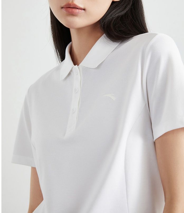 白コーデ ミニマル襟付き半袖ブラウス