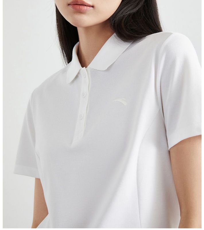 白コーデ ミニマル襟付き半袖ブラウス