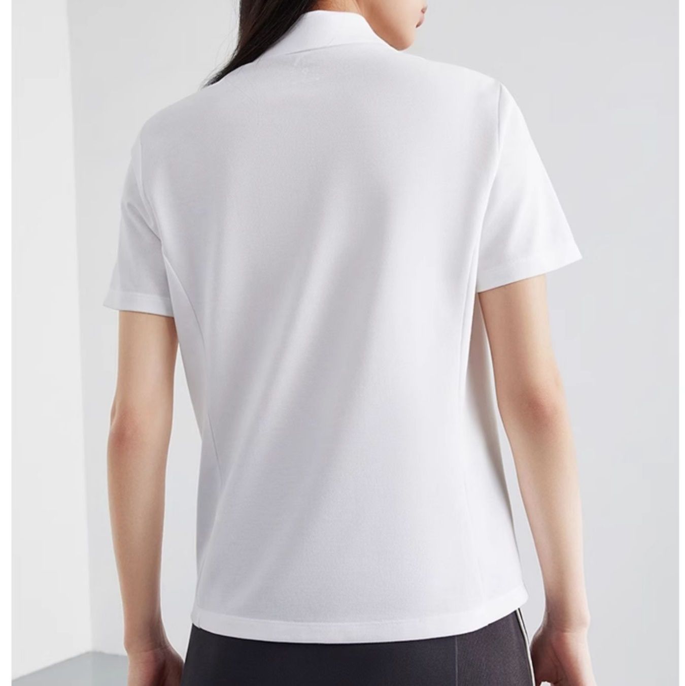 白コーデ ミニマル襟付き半袖ブラウス