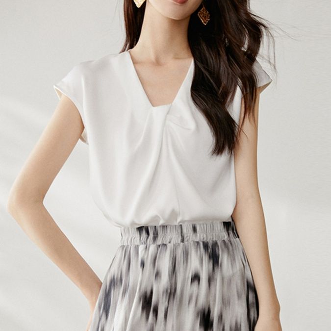 白コーデ アシンメトリータックブラウス