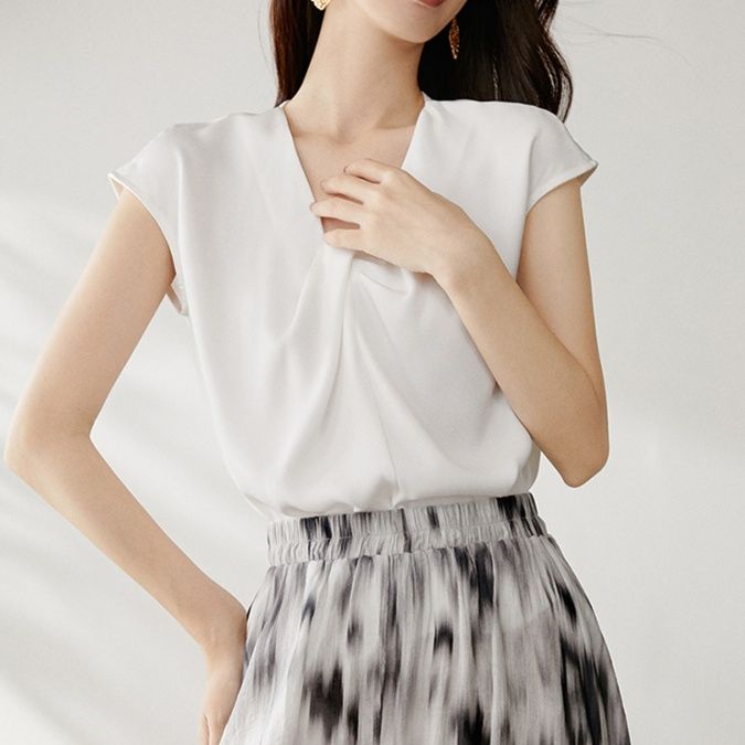 白コーデ アシンメトリータックブラウス