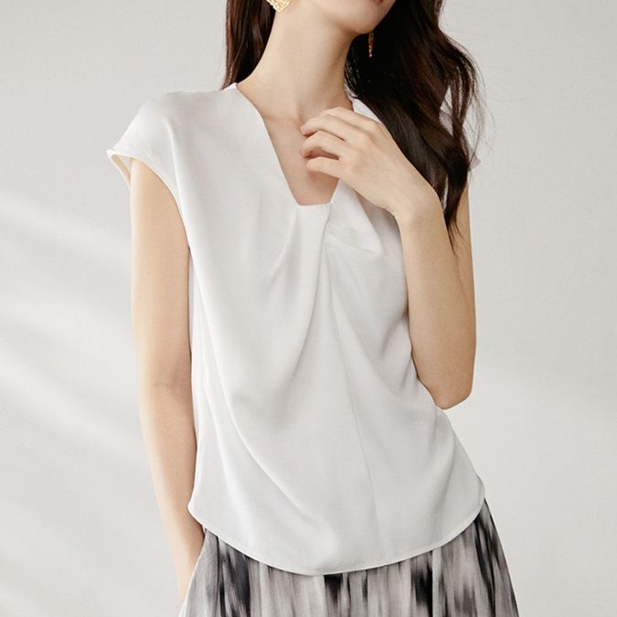 白コーデ アシンメトリータックブラウス