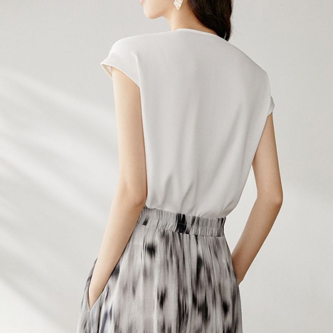 白コーデ アシンメトリータックブラウス