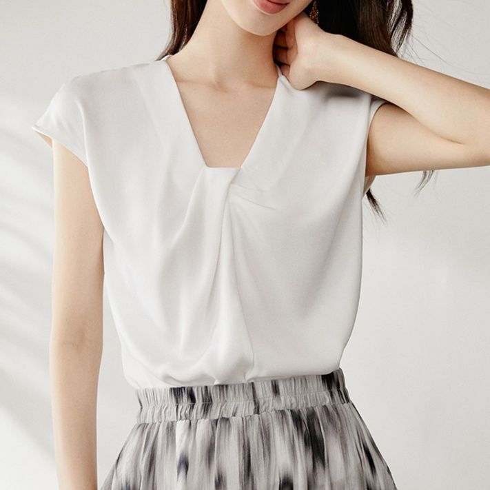 白コーデ アシンメトリータックブラウス