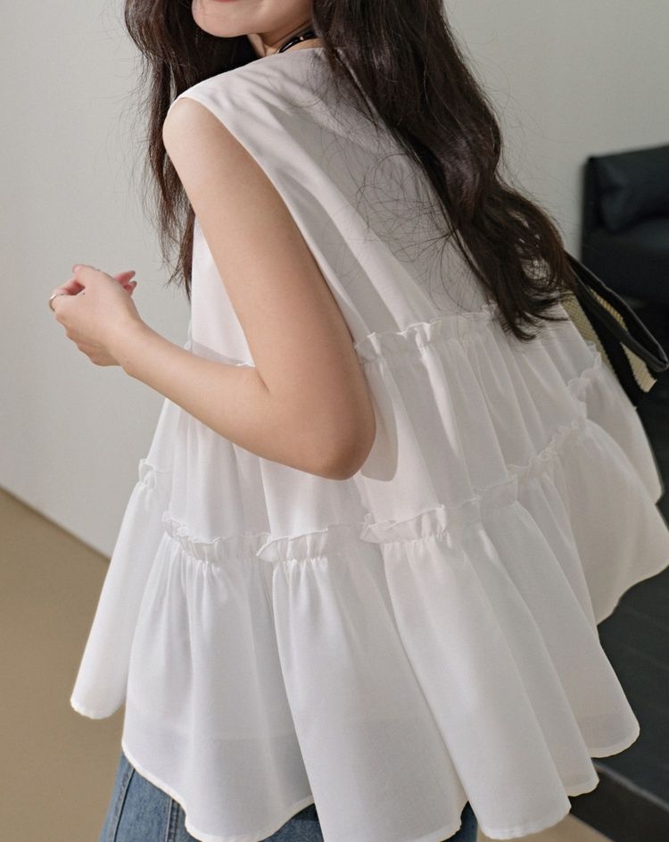 白コーデ ティアードフリルノースリーブブラウス
