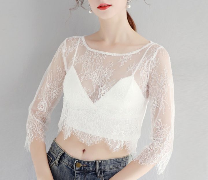 白コーデ レース透かしショートブラウス