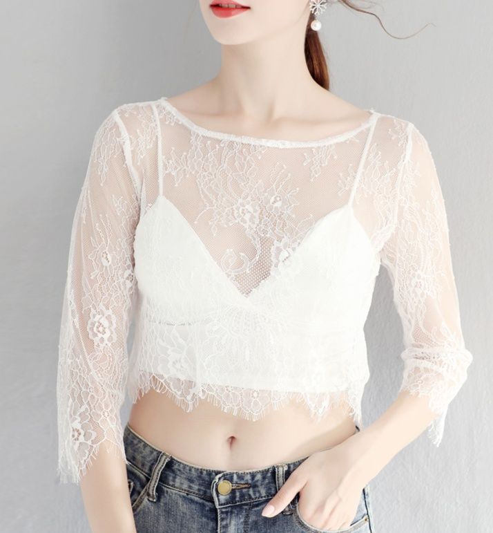 白コーデ レース透かしショートブラウス