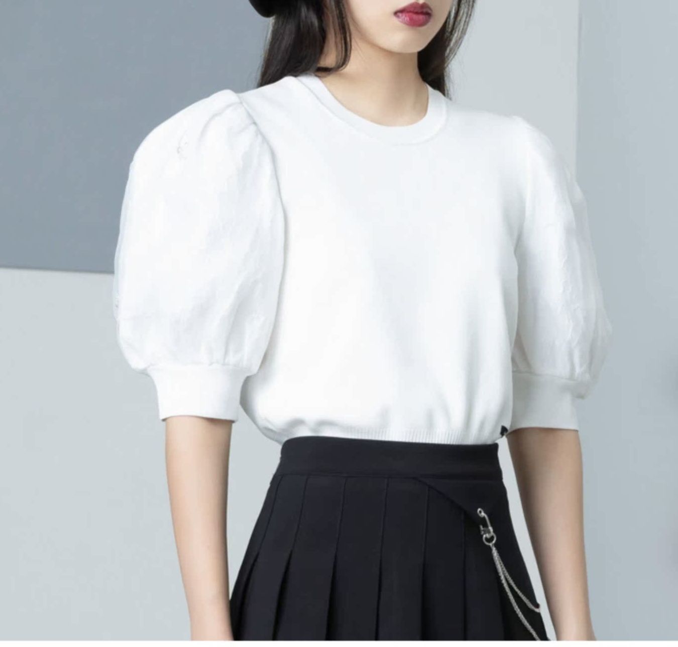 白コーデ パフスリーブ立体感ニット