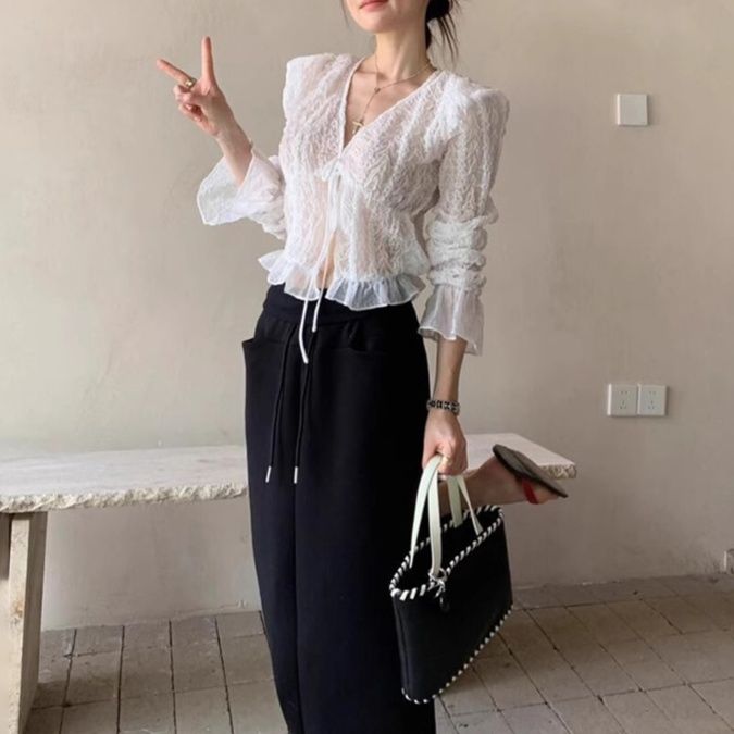 白コーデ レース編み前結びショートニット