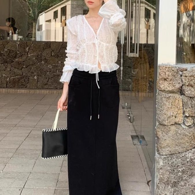 白コーデ レース編み前結びショートニット