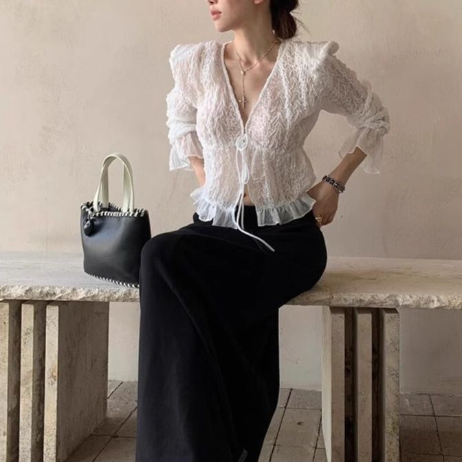 白コーデ レース編み前結びショートニット