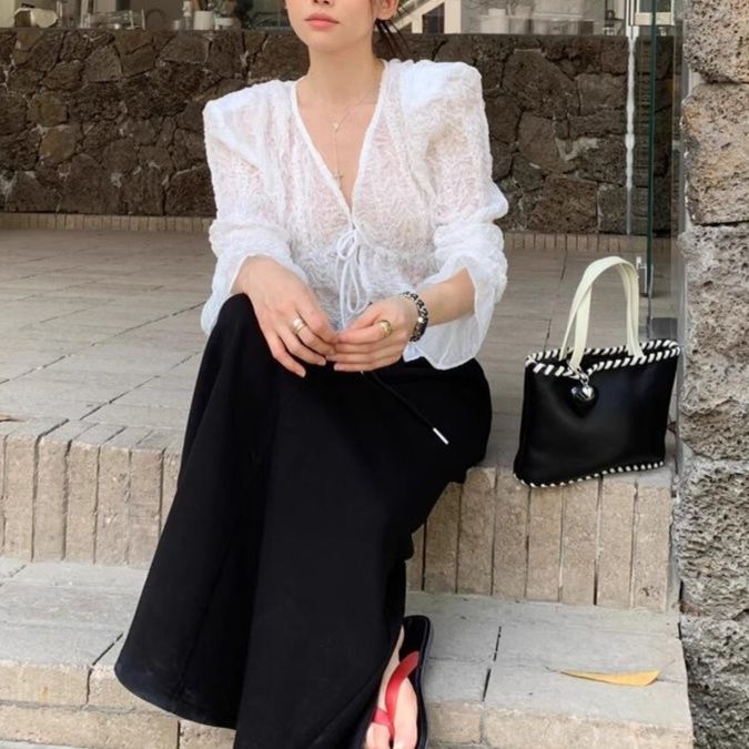 白コーデ レース編み前結びショートニット