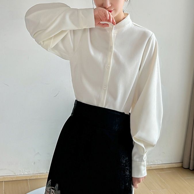 白コーデ 白コーデ 優雅な立ち襟ふんわり袖シャツ