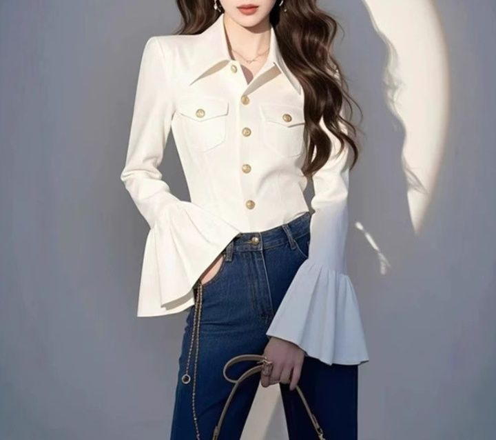 白コーデ 袖広がりフレア ボタン装飾ブラウス
