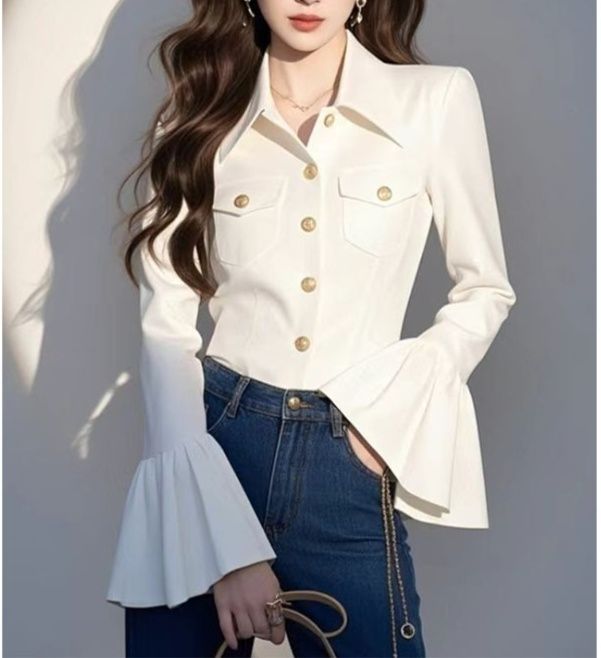 白コーデ 袖広がりフレア ボタン装飾ブラウス