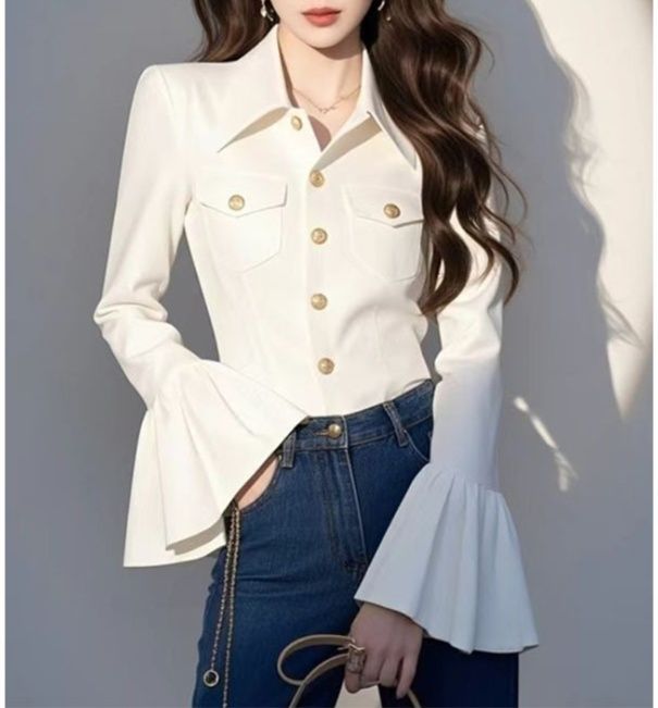 白コーデ 袖広がりフレア ボタン装飾ブラウス
