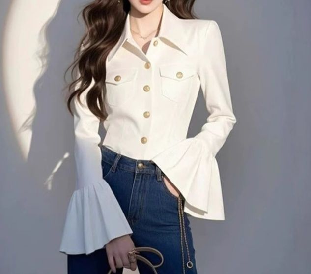 白コーデ 袖広がりフレア ボタン装飾ブラウス