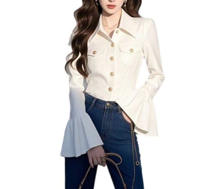 白コーデ 袖広がりフレア ボタン装飾ブラウス