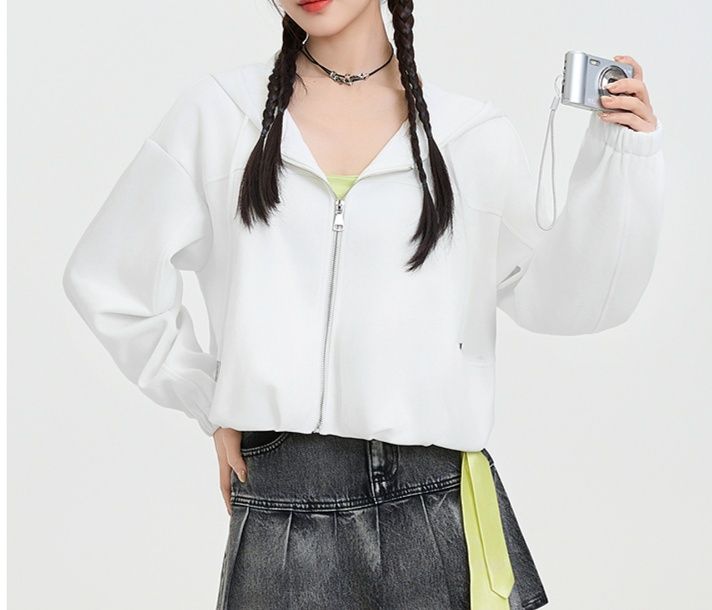 白コーデ スポーティジップアップパーカー