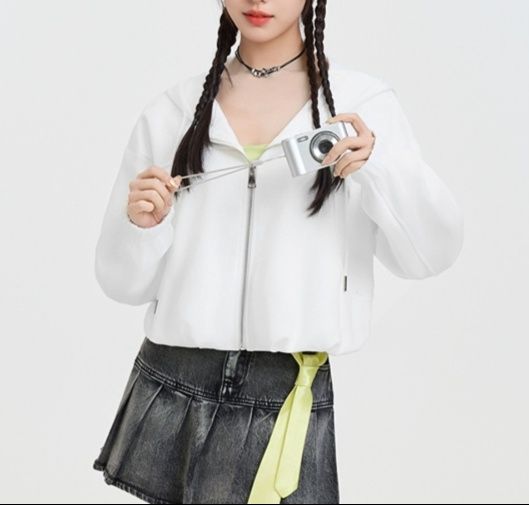 白コーデ スポーティジップアップパーカー