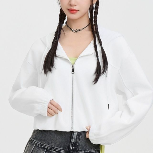 白コーデ スポーティジップアップパーカー