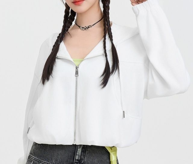 白コーデ スポーティジップアップパーカー