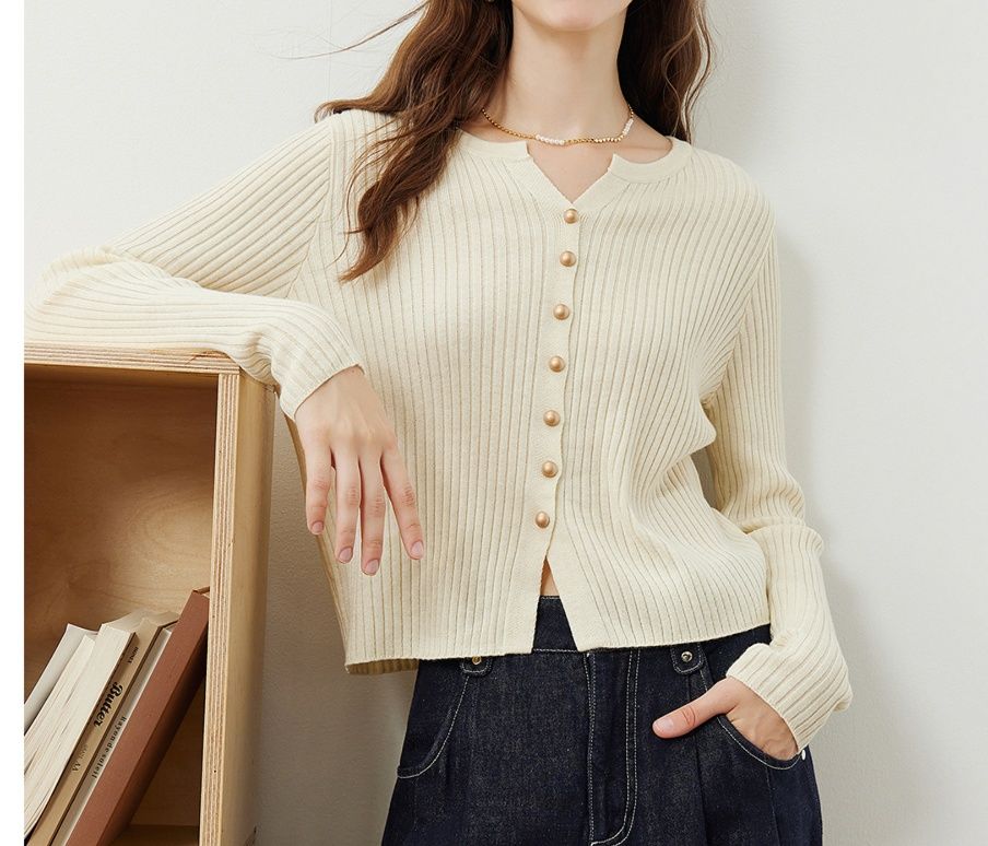 白コーデ 縦リブデザイン ボタン留めカーディガン