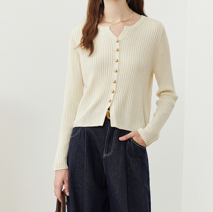 白コーデ 縦リブデザイン ボタン留めカーディガン