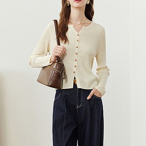 白コーデ 縦リブデザイン ボタン留めカーディガン