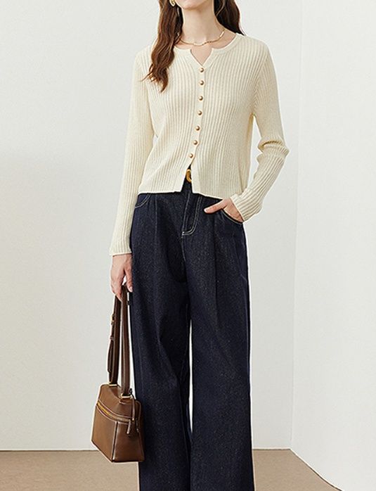 白コーデ 縦リブデザイン ボタン留めカーディガン