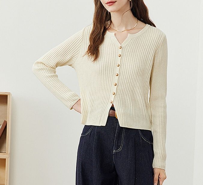 白コーデ 縦リブデザイン ボタン留めカーディガン