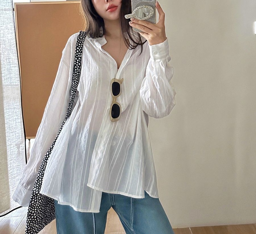 白コーデ 縦縞模様のゆったりシャツブラウス