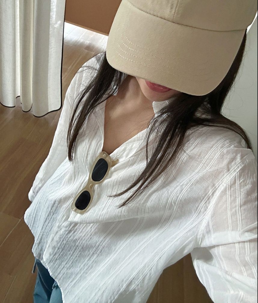 白コーデ 縦縞模様のゆったりシャツブラウス