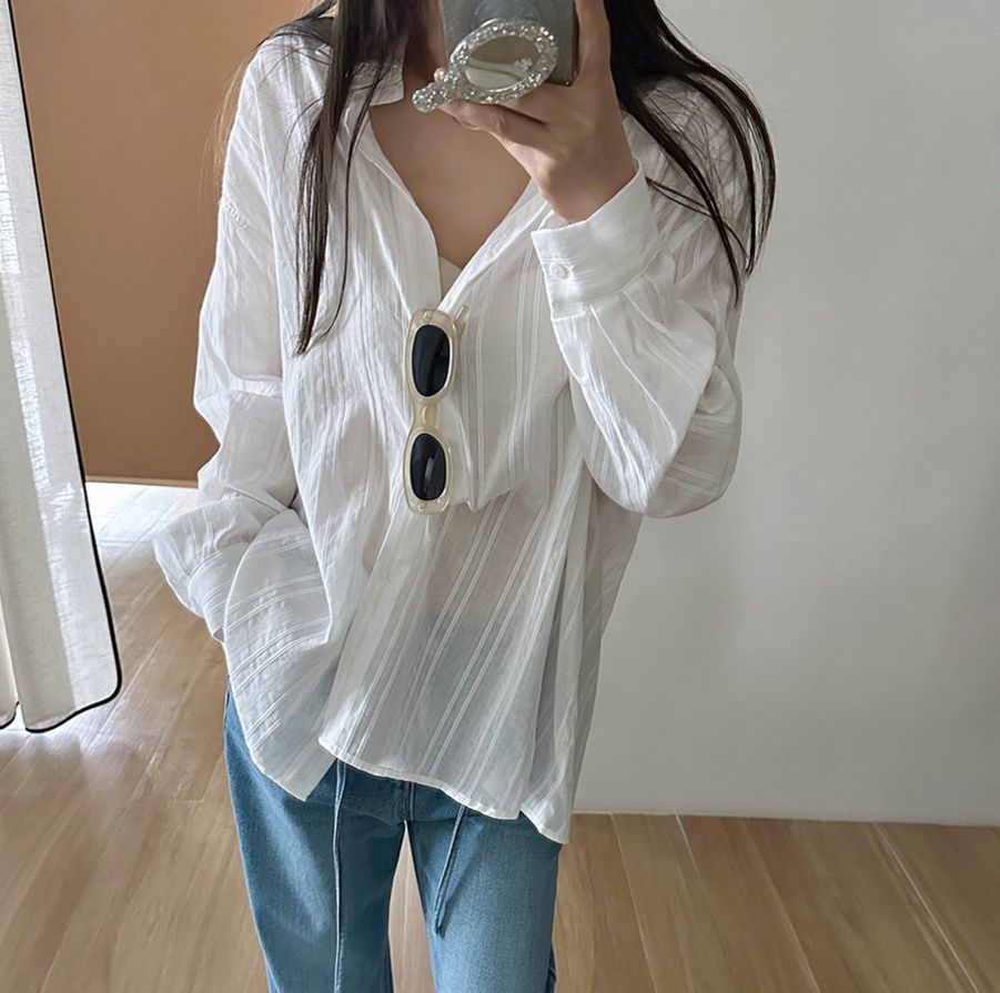 白コーデ 縦縞模様のゆったりシャツブラウス