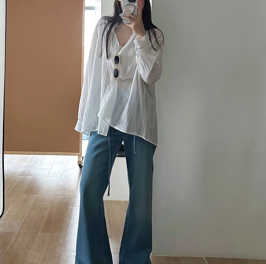 白コーデ 縦縞模様のゆったりシャツブラウス