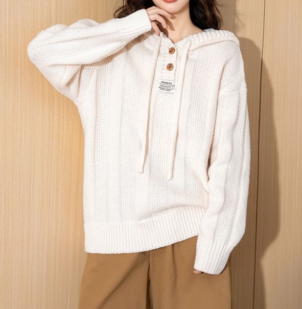 白コーデ ふんわり優しい手触り フード付きニット